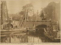870557 Gezicht op de Tolsteegbrug over de Stadsbuitengracht te Utrecht met een grote publieke belangstelling voor de ...